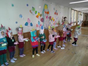 4歳児が廊下で豆まきしています