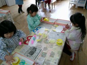 3歳児お面をつくっています