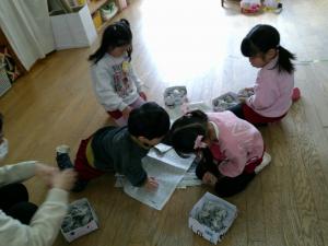 新聞紙で豆まきをつくっています