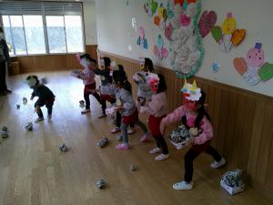 3歳児豆を投げています