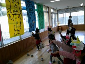 3歳児豆まきをしています