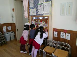 3歳児　お面をかぶっています