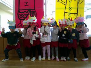 3歳児　みんなでポーズをとっています