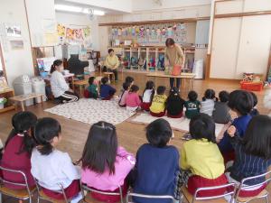 絵本のお話を聞いています