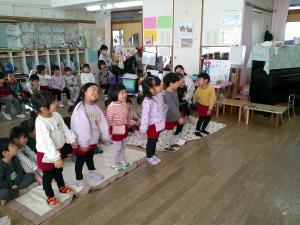 3歳児が歌をうたっています