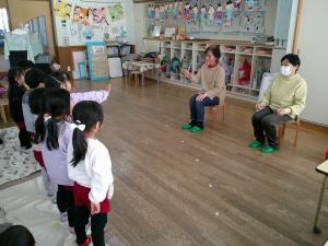 3歳児お話の先生に歌を聴いてもらっています