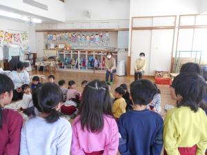 お話の先生が5歳児の歌を聴いてくださっています