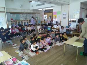 みんなで楽しくお話を聞いています