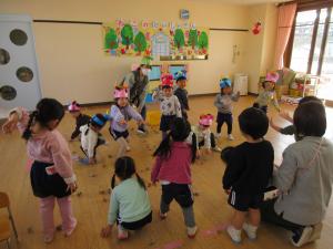 もも組豆まきをしています