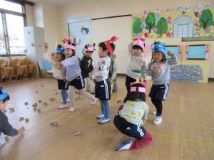 もも組豆を投げています