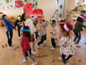 豆まきを楽しんでいます