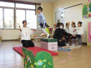 巧技台からジャンプをしています