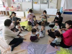 ミュージックケアを楽しむ子供たち