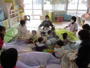 ミュージックケアを楽しむ子供たち