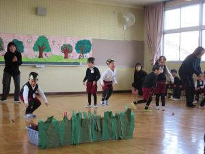 そら組　こま回しをしています。