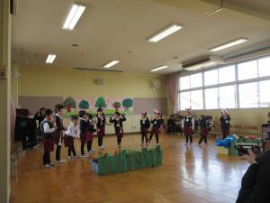 そら組　ねこのおいしゃさんが「にゃ～！」と気合を入れています。