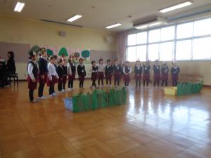 そら組「おひさまになりたい」の歌を歌っています。