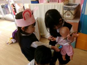 お面をつけて遊ぶ