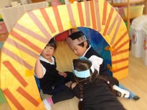 トンネルをくぐって遊ぶ