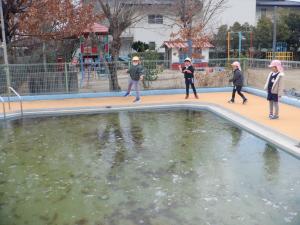 佐保幼　２月プール氷