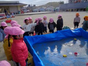 年長児がつくった池の氷もできていました