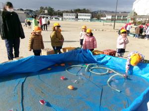 みかん組　池の氷を見つけました