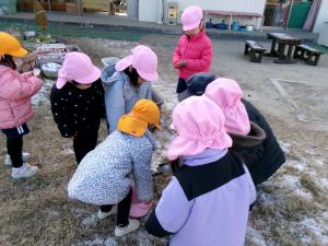 みんなで雪を見ています