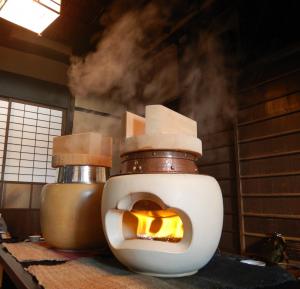 ポータブルかまどでご飯を炊く様子