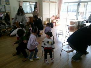 3歳児椅子取りゲームを楽しんでいます