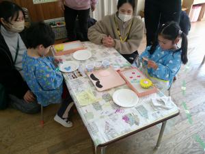 3歳児おひなさまづくりをしています