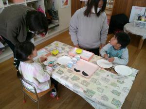 3歳児おひなさまをつくっています
