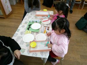 3歳児保護者の方と一緒におひなさまをつくっています