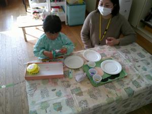 3歳児おひなさまづくりを楽しんでいます
