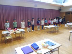 5歳児が参観で歌を歌っています