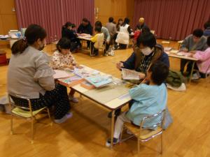 5歳児絵本づくりの様子1