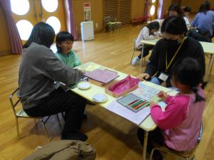 5歳児絵本づくりの様子2