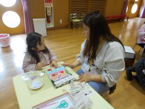 5歳児絵本づくりの様子