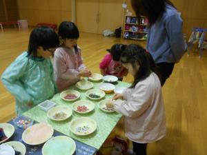 5歳児絵本づくりの材料を選んでいます