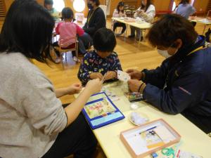 5歳児絵本づくりの様子4