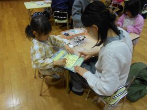 5歳児絵本づくりの様子