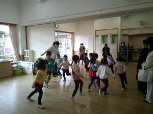 ４歳児がリトミックをしています