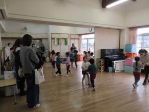 ４歳児がじゃんけんゲームをしています