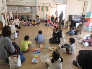 ４歳児が製作の説明を聞いています