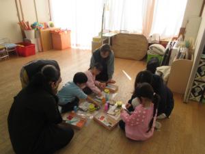 グループになってひな人形をつくっています