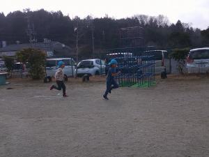 かけあしをする5歳児