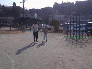 先生と一緒に走る5歳児