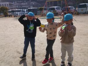 メダルをもらっている5歳児