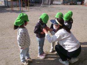 先生にメダルをもらう女の子