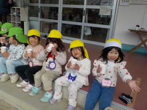 カルピスを飲む子ども達