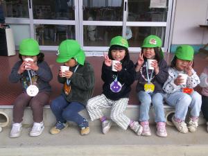 ホットカルピスを飲む4歳児